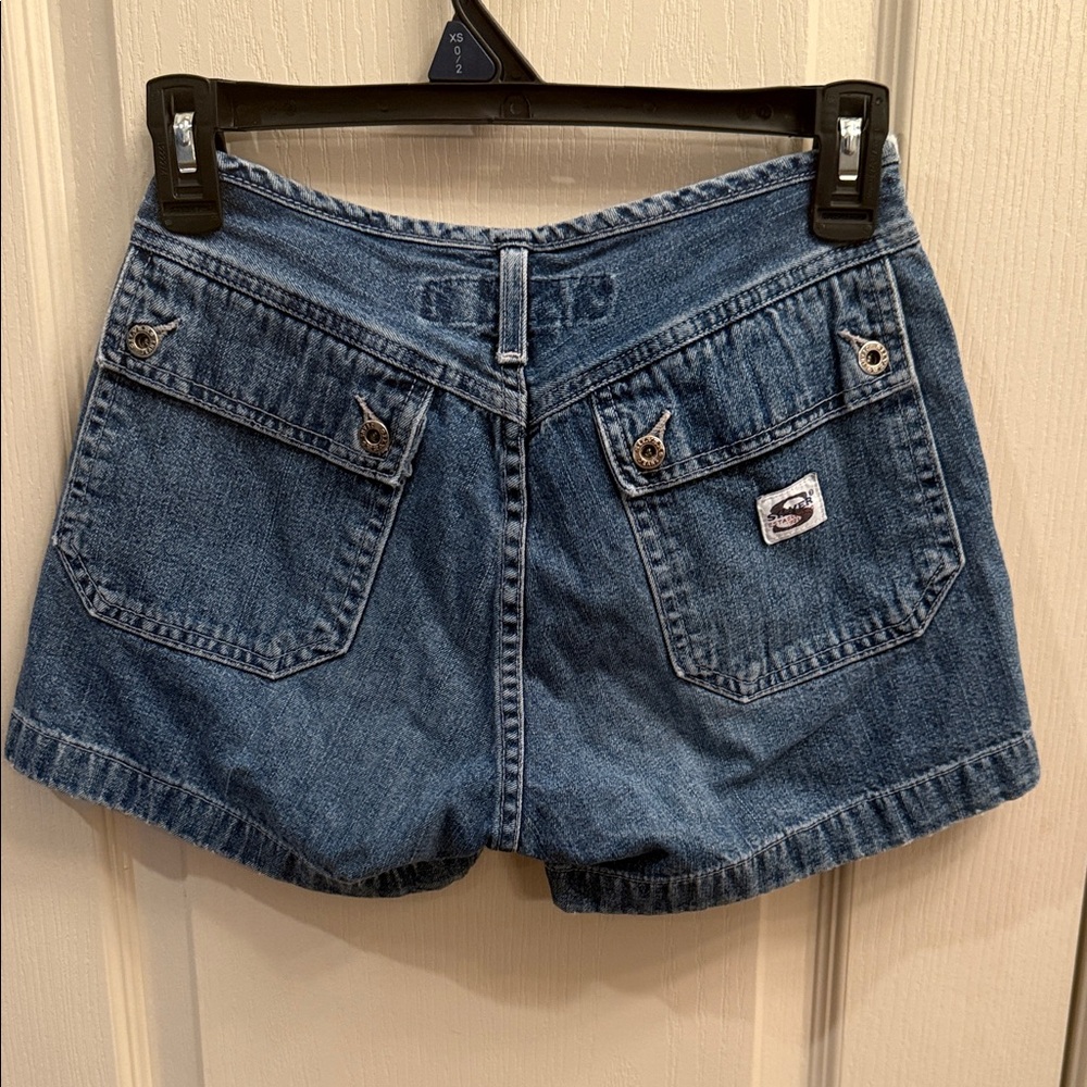 Silver Jeans Classic Blue Jean Shorts. Size 12 - Picture 2 of 4